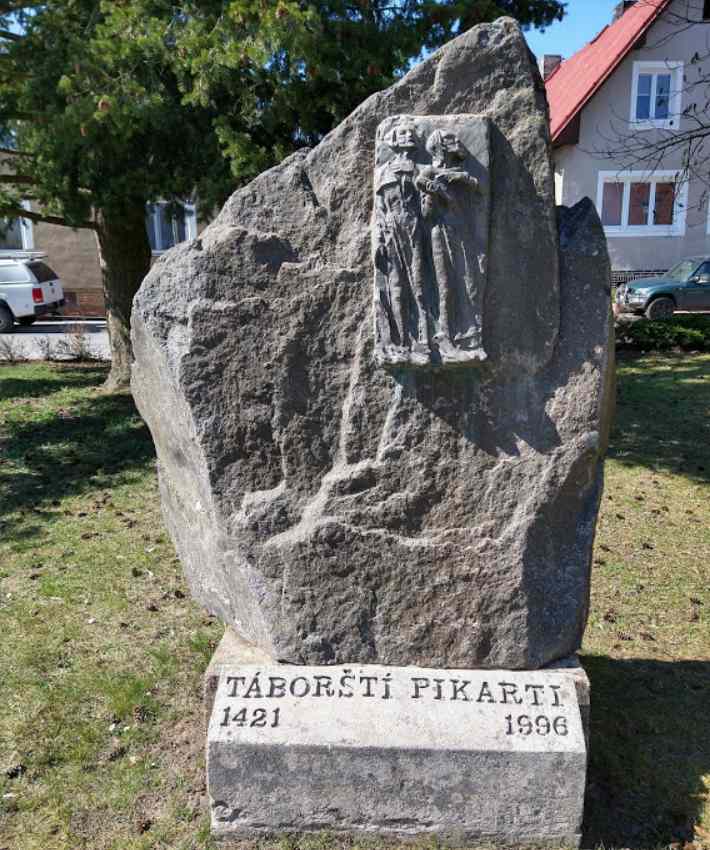 Pomniku pikartu v Klokotech prosel obnovou