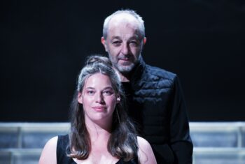 1 Natalie Rehorova a Lubos Vesely v nove adaptaci Cyrana z Bergeracu ve Svandove divadle foto Alena Hrbkova