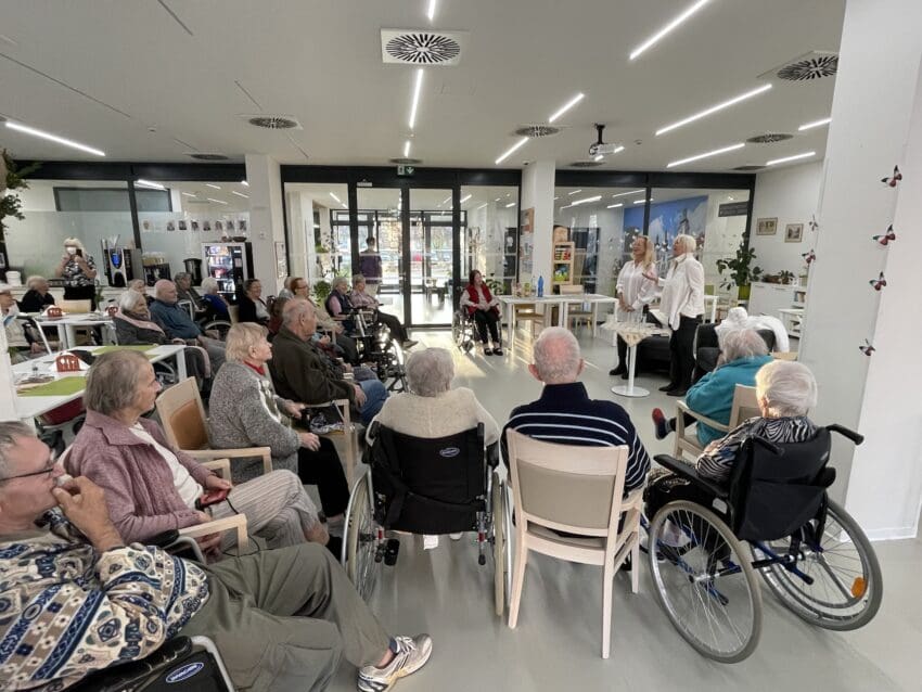 Herečky Jitka Asterová a Hana Čížková bavily klienty SeniorCentra v Hradci Králové