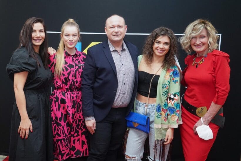 V těchto dnech se opět naplno rozběhl další ročník soutěže mužské krásy a sympatií Muž roku 2022. V prvním castingovém kole, které se konalo v ateliéru pražské agentury MKMM, se představili první adepti na finalisty soutěže. A nebylo jich málo. V porotě měly tentokrát hlavní slovo ženy. Nemladší generaci zastupovala teprve osmnáctiletá Michaela Pecháčková, známá fanouškům jako Sidonie ze seriálu ZOO. „Můj favorit by měl mít smysl pro humor. Je příjemné, když je upravený, měl by mít něco v hlavě a tou hlavou také přemýšlel. A na první dobrou u mne vždycky zafunguje úsměv,“ uvedla Michaela, na kterou platil chlapecký úsměv, už když jí bylo třináct let. To dostala první pusu.„Bylo to na táboře a bylo to hodně roztomilé. Ten kluk měl „utáhl“ na kytaru a krásně zpíval, ale ten úsměv tam byl. Také v seriálu ZOO jsou sympaťáci. Mým úžasným kamarádem je Šimon Bilina, s kterým jsme si hodně sedli. Ale všichni kolegové jsou tam báječní, ať je jim kolik chce let.“ Na castingu se objevila také herečka Denisa Pfauserová, představitelka princezny z filmové pohádky Řachanda. Denisa má za se sebou nelehké období, kdy po půl roce její manželství spěje k rozvodu. „Každý se mne na to ptá a já se v tom opravdu veřejně nechci vrtat. S manželem jsme se rozešli na podzim. Osobně jsem nyní ve fázi odpočívání, opravdu nikoho nehledám a nechávám všemu volný průběh,“ uvedla Denisa Pfauserová a pak s úsměvem dodala: „Na takovém castingu jsem poprvé a kluky obdivuji za odvahu. Já když jdu na herecký konkurz, bývám pořádně nervózní a oni tak lehce proplouvají záludnými otázkami poroty. Nikdy jsem nebyla na klasické hezouny a hodně se mi stává, že na první pohled nesympaťáka, se nakonec vyklube super chlap. Od Muže roku očekávám nejen hezkou vnější schránku, ale i něco vevnitř. I tady na castingu mě zaujalo pár kluků, o kterých si myslím, že by mohli uspět. Pojedu také na finále do Náchoda a jsem sama zvědavá, jestli byl můj odhad správný.“ Zkušená žena, herečka Eva Decastelo, mladé kluky moc neokukovala. Důvod je prostý. Doma má sympatického manžela, dcerku Zuzku a do krásy rostoucího dvanáctiletého syna Michaela. Přesto si s jedním účastníkem castingu vyměnila telefonní číslo. Mladý muž je totiž pokrývač. „Vás mi seslalo samo nebe. Doma na střeše nám vítr odnesl čtyři tašky. Žádná firma to nechce opravit, prý je to malá zakázka. Zvládnete to?“ zasekla okamžitě „udičku“Eva Decastelo. Herečka také prozradila, jestli v herecké šatně vedou řeči o chlapech. „Zdrbneme všechno a vždycky. Je jasné, že herecké kolegy nevyjímáme. To se musí, protože pak se s nimi lépe pracuje, už je známe,“ smála se Eva a zamyslela se, jestli by syn Michael šel jednou do soutěže mužské krásy. „Dovedu si představit, že by byl se mnou v porotě, protože má na všechno názor. Jako matka však vidím spíš tu jeho vnitřní krásu, než vnější. On má rád grafiku, budu radši, kdyby šel do nějaké grafické soutěže. Ale on si stejně pak udělá, co bude chtít.“ Moderátorka Zuzana Bubílková je ostřílenou porotkyní soutěže Muž roku. V porotě sedí už po několikáté a vše bere s nadhledem a humorem sobě vlastním. A pozor! I ona si měnila telefonní čísla. „Jeden z mladých mužů byl z Holešova, mého rodiště. Je to muzikant a domluvili jsme se, že zahraje na mém vystoupení. Rodáci si mají pomáhat. A pak mám ještě pozvání na pánský umělecký strip. Vezmu kamarádku a půjdeme. Ono totiž připravit tuhle show je pořádná dřina, ti kluci na to trénují v potu tváře. Zažila jsem je jednou v posilovně, zkusila jsem cvičit podle nich a druhý den jsem se nehnula,“ uvedla Zuzana Bubílková a přidala jeden postřeh. „Někteří pánové tvrdí, že se chtějí prosadit v šoubyznysu, ale vůbec nevědí, co to obnáší. Něčím musí zaujmout a krása samotná to obvykle nebývá. Nemají záměr. Vloni se mi líbil jeden, který pracoval v rodinné pohřební službě. Tvrdil, že když bude Muž roku, dá si na firemní logo svůj obličej. Že by mohl mít oproti konkurenci větší obrat. Jo, proč ne, tomu říkám plán.“ Prezident soutěže David Novotný byl spokojený. Po „hubených“covidových letech jede soutěž Muž roku zase naplno. „Je vidět, že se po covidu všichni otřepali a začíná se zase žít. Zájem kluků o soutěž se zvýšil a výběr je pestrý. Dnešní kluci nežijí jen pro fitness a svaly, ale mají svá zaměstnání a koníčky. Jsou mezi nimi tesaři, ajťáci, obchodní zástupci, studenti. Jsem sám zvědavý, koho porota nakonec vybere a pošle do finále,“ uvedl David Novotný. V porotě zasedl Muž roku 2021 Lukáše Vyšehrad, moderátorka CNN Prima News Lenka Špillarová, producent Gabriel Grillotti a další. Druhé kolo castingu se koná 23. dubna v agentuře MKMM Žitná 571/30. Finálovou dvanáctku soutěže Muž roku představí David Novotný 2. června na tiskové konferenci. Kdo bude letošním nejsympatičtějším Mužem roku 2022, se dozvíme při finále v Městském divadle Josefa Čížka v Náchodě.