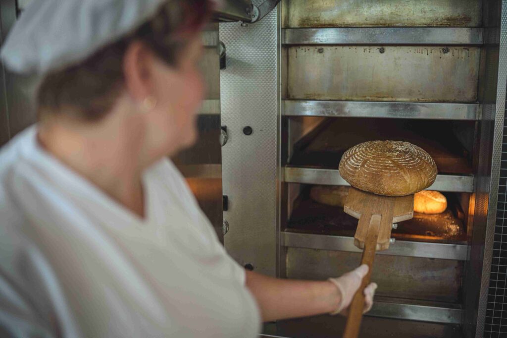Regionalni potravina Pivovar Vranik chleba se vklada do pece sirka 1