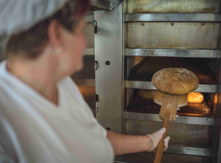 Regionalni potravina Pivovar Vranik chleba se vklada do pece sirka 1