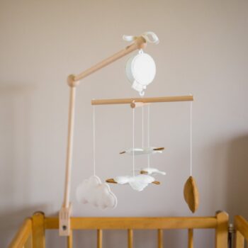 Kolotoč nad postýlku z přírodních materiálů s vlněnými husičkami, Kotoloč