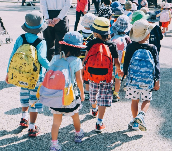Začátek školního roku stojí rodiny tisíce korun, pomozte i vy naplnit aktovky dětí v nouzi