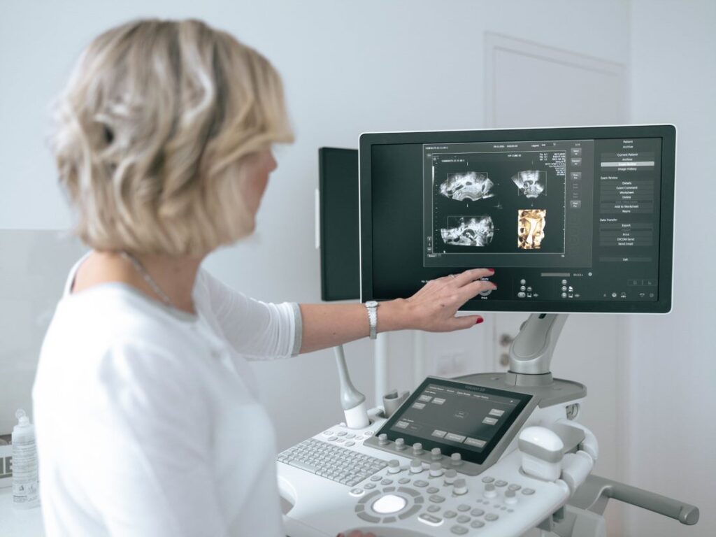 Endometrióza ohrožuje plodnost přibližně každé desáté ženy. Pokud plánujete těhotenství, určitě neodkládejte návštěvu IVF specialisty. 1 MUDr. Hana Visnova vedouci lekarka IVF CUBE s ultrazvukem