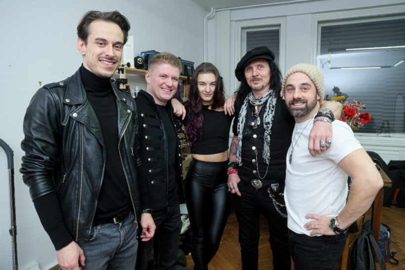 Kapelnik a kytarista Honza Richter baskytarista Honza Matejka zpevacka Viktorie Surmova stage manager Dan a Petr Kutheil.