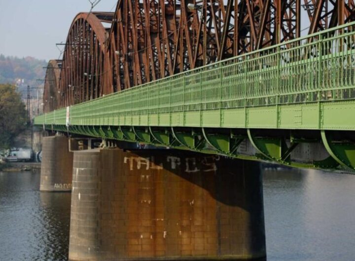 Železniční most pod Vyšehradem