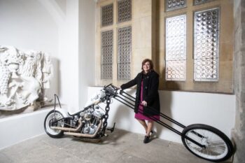 2 Reditelka Lenka Mazacova na vystave venovane motocyklum foto Rene Volfik