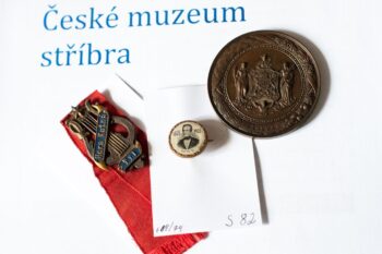 6 Vystava Kutna hora v kovu razena ukaztuje krasu minci medailu a dalsich predmetu ze stribra medi bronzu a cinu foto Rene Volfik