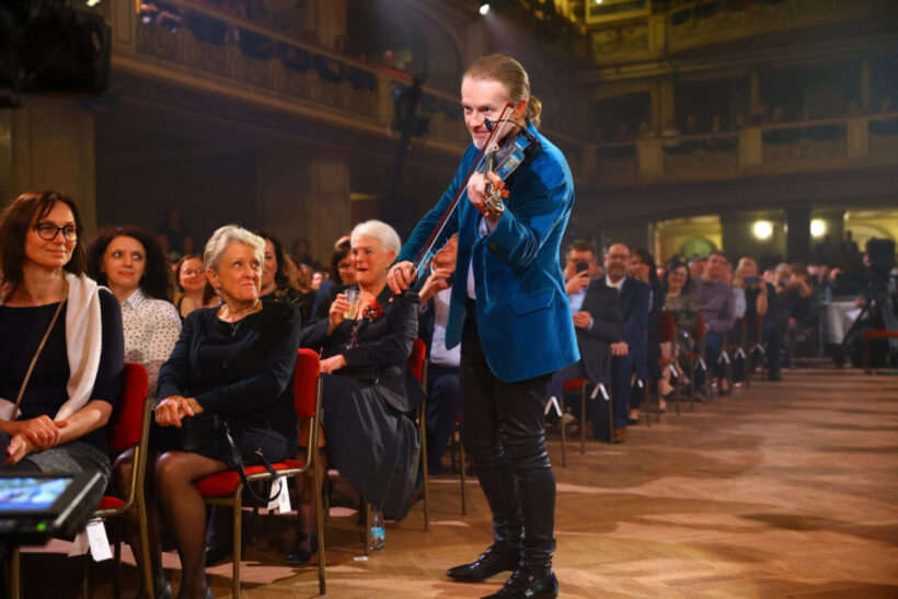 1 Pavel hral i mezi divaky