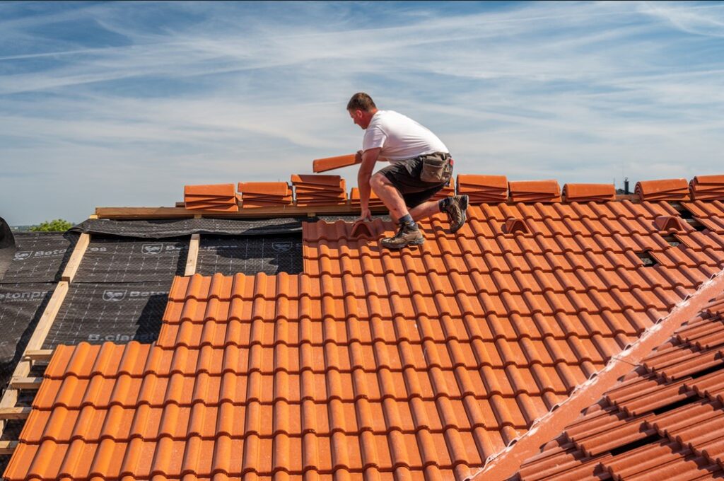 Po zimě nezanedbejte kontrolu střechy. Můžete tak předejít větším škodám a ušetřit peníze. 1 Betonpres