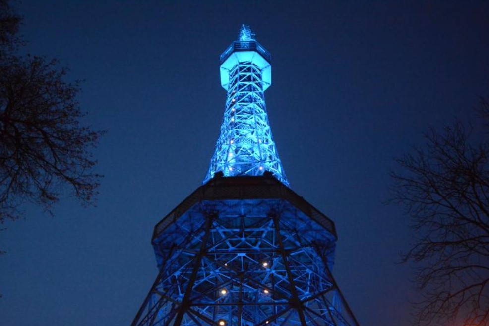 Petřínská rozhledna, Modrý duben