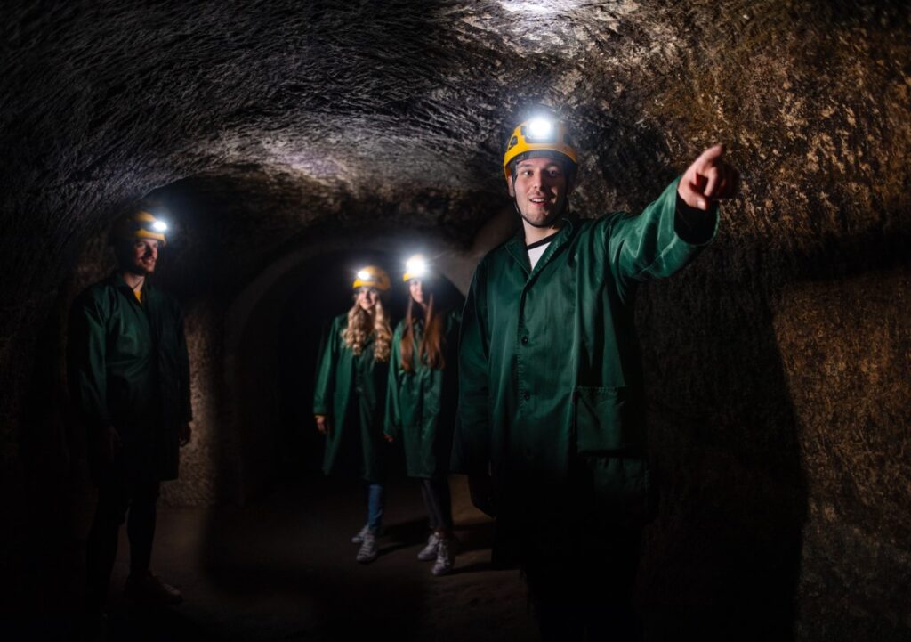 Návštěvníci, Znojmo, podzemí, Na prohlídku krytu civilní obrany ve Znojmě míří první návštěvníci