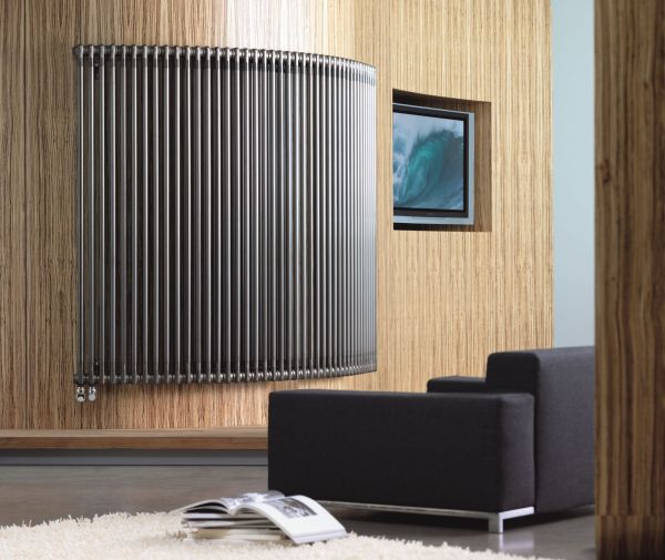 Designovy radiator Zehnder Charleston pripojeni vlevo dole ohnuty povrch technoline obyvaci pokoj foto zdroj Zehnder