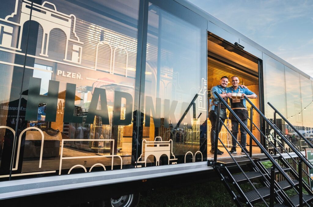 Pilsner Urquell vyjíždí na unikátní roadshow. Hladinka na cestách pojede do českých i slovenských měst a startuje v Brně 1 Pilsner Urquell