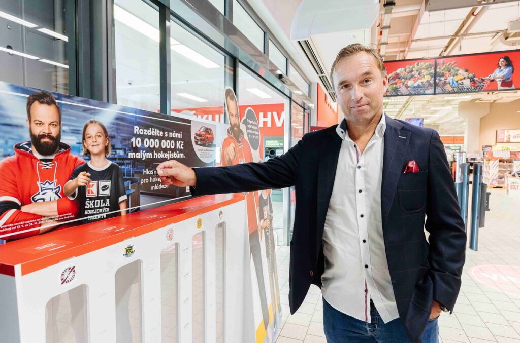 Kaufland spouští kampaň Puky pomáhají na podporu malých hokejistů v regionech. O rozdělení cen za 10 milionů korun rozhodnou zákazníci 1 Kaufland
