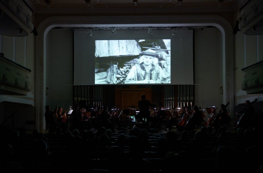 Jánošík v doprovodu živého orchestru