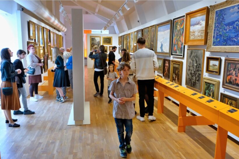 Galerie moderního umění slaví 70 let. V rámci oslav otevřela výstavu, kde návštěvníci hlasují o nejlepším uměleckém díle