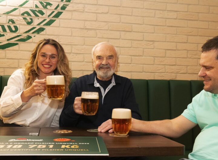 Pilsner Urquell vydražil róbu z piva pro Centrum Paraple
