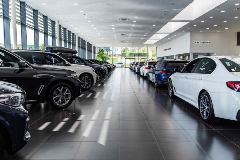 Společnost invelt je jeden z největších prodejců vozů značek BMW, MINI a BMW ALPINA a tomu odpovídá 
i vysoká kvalita nabízených služeb. V moderních showroomech v Praze a Plzni najdete nejen nabídku nových automobilů, ale také certifikovaných ojetých vozů z programu BMW Premium Selection*. Každý uživatel si svůj budoucí vůz hledá primárně u spolehlivého partnera s prověřenou minulostí na trhu. Koupí vozu to ovšem nekončí. V BMW invelt může zákazník vybírat z více jak stovky ojetých vozů BMW a MINI, které všechny splňují přesně definované vysoké standardy a vedle ověřené kvality u nich zákazník navíc získává řadu dalších benefitů a služeb jako je například dvouletá záruka na veškeré mechanické a elektronické komponenty, servis nebo přípravu nabídky financování vozu. Profesionální individuální přístup a testovací jízdy jsou samozřejmostí.
Vozy BMW jsou známé pro své prvotřídní a odolné materiály, které si svou kvalitu udržují pro mnoho let. BMW jsou výkonná a spolehlivá i ve starších generacích. Auta této německé automobilky jsou jedna 
z nejbezpečnějších. Vzhledem k velikosti společnosti invelt je dostupná široká škála náhradních dílů pro ojeté vozy.  Pokud při koupi nového automobilu nevolíte vůz, který je k dispozici v showroomu, je třeba učinit mnoho důležitých rozhodnutí: zvolit model, výbavu, cenu, barvu a následně čekat. U ojetého vozu můžete procházet prostorný showroom a ihned si koupit vůz, který bude tím vyvoleným, a odvést si ho domů. Každé BMW je vaše jedinečná volba, která může odrážet váš styl a osobnost. 
Prověřené ojeté vozy modelových řad 3 a 5 přináší zákazníkům širokou škálu výběru v pohonných jednotkách, karosářských variantách i výbavě. Zákazníci mohou volit nejen z klasického sedanu, praktického kombi, ale i stylové verze GT, v níž se snoubí osobitý styl, prostornost a praktičnost s jízdními výkony očekávanými od vozu BMW. Ten, kdo je rád „nad věcí“, může vybírat z prověřených SAV/SUV modelů X1, X3, X5 a X7 nebo jejich sportovněji orientovaných variant X2, X4 a X6. A v nabídce certifikovaných ojetých vozů nechybí ani stylová kupé a kabriolety, jejichž čas už se blíží a vy se tak na první jarní dny můžete těšit s vidinou vyjížděk s nebem nad hlavou.
Kompletní aktuální nabídku ojetých vozů z programu BMW Premium Selection společnosti invelt najdete na stránkách www.invelt.com. 
*Vozidla z programu BMW Premium Selection splňují přesně definované standardy. Aby získala certifikaci BMW Premium Selection, musí úspěšně projít 360° prohlídkou, která získání tohoto certifikátu předchází. Samotná kontrola trvá několik hodin, v některých případech i dní, a aby mohlo být vozidlo označeno certifikátem BMW Premium Selection, je na voze kontrolováno více než 100 parametrů kvality.
