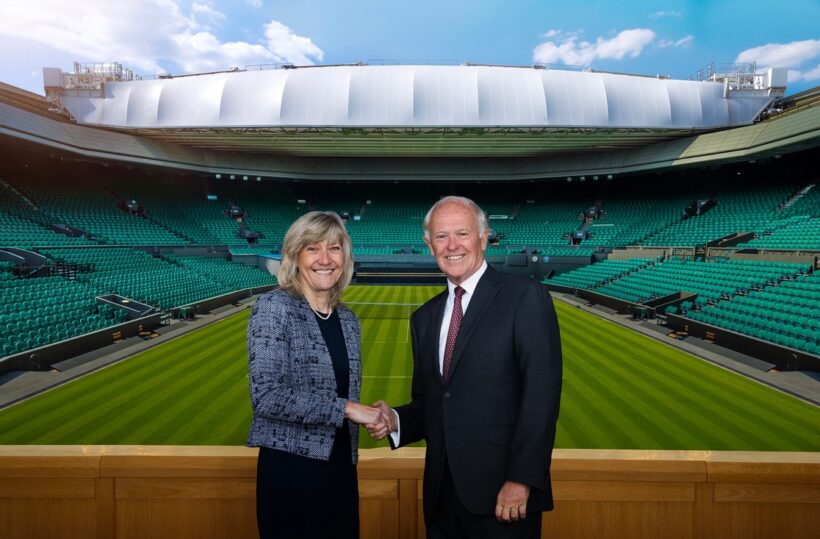 Letecká společnost Emirates oznámila oficiální víceleté partnerství s jednou z nejprestižnějších a nejstarších tenisových událostí na světě – Wimbledonem. Turnaj se bude konat od 1. do 14. července 2024 v All England Lawn Tennis Clubu. Sir Tim Clark, prezident společnosti Emirates Airline, řekl: „Jsme hrdí na to, že naše účast v tenisovém světě roste. Wimbledon je významnou sportovní událostí, kterou sledují miliony lidí po celém světě, a my jsme rádi, že můžeme být spojeni s tak uznávanou sportovní podívanou. Společnost Emirates vždy podporovala tenis a jako sponzor všech čtyř grandslamů je náš závazek vůči tomuto sportu stejně pevný jako kdykoli předtím. Těšíme se, že letos v létě přineseme tenisové akce světové úrovně a budeme tak moci oslavovat to nejlepší z tenisu s fanoušky z celého světa.“ Deborah Jevans CBE, předsedkyně All England Clubu, řekla: „S potěšením vítáme společnost Emirates v rodině oficiálních partnerů Wimbledonu. Spoluprací se společností Emirates jako oficiálním leteckým partnerem spojuje Wimbledon své síly s prémiovou značkou a jedním z předních světových sponzorů tenisu a sportu obecně. Společnost Emirates vstupuje s podporou tenisu do čtvrté dekády, čímž posouvá investice i spojení skupiny s tímto sportem na další úroveň. Letos jsme zaznamenali rekordní zájem o účast na turnaji z Velké Británie i celého světa a podpora oficiálních partnerů, jako je Emirates, nám pomáhá udržet tuto událost na vrcholu sportu pro hráče i fanoušky.“ Emirates oficiálním partnerem Wimbledonu Společnost Emirates získá řadu výhod plynoucích z tohoto partnerství zahrnujících branding na centrálním kurtu a kurtu č. 1, aktivační program na místě, který umožní zapojení tenisových fanoušků, marketingových, digitálních práv a práv na sociální média, pořadatelské vstupenky a příležitosti pro leteckou společnost připojit se k populárnímu WimbleWorldu na metaverzální platformě Roblox se značkovými tenisovými kurty a překážkovými dráhami Emirates. Podpora iniciativy „Síla pro dobro“ Emirates a Wimbledon také spojí své síly, aby podpořily společensky prospěšné iniciativy ve Velké Británii. V rámci partnerství bude vytvořen fond Force for Good v hodnotě několika milionů liber, který bude podporovat a propagovat iniciativy s pozitivním dopadem na společnost a podporovat místní komunity. Další podrobnosti o tomto fondu budou oznámeny v průběhu roku 2024. Hrdý sponzor čtyř grandslamů Emirates je oficiální leteckou společností ATP Tour od roku 2013 a Premier partnerem od roku 2016. Do portfolia letecké společnosti patří některé z nejvýznamnějších událostí v rámci turnajů ATP a WTA. Kromě všech čtyř grandslamových turnajů, mj: US Open (od roku 2012), Roland-Garros (od roku 2013), Australian Open (od roku 2015) a The Championships, Wimbledon (ohlášený na rok 2024) – podporuje letecká společnost také 60 dalších turnajů v průběhu celého roku. Emirates podporuje také tenisový turnaj Dubai Duty Free Tennis Championships od jeho založení v roce 1993. Sponzorské portfolio letecké společnosti zahrnuje i další špičkové světové sporty, jako jsou golf, dostihy a plachtění. Ve Velké Británii je letecká společnost hrdým sponzorem Arsenalu, Emirates FA Cupu a Lancashire Cricket Club & Emirates Old Trafford. Závazek vůči Spojenému království Společnost Emirates poskytuje ve Spojeném království prvotřídní cestovní zážitky již více než 37 let. V současné době provozuje 131 letů týdně do Velké Británie, přičemž využívá kombinovanou flotilu svých ikonických letadel A380 a Boeing 777. Rozsáhlá síť více než 130 destinací společnosti Emirates nabízí zákazníkům ve Spojeném království přístup k řadě dalších spojení do Asie, Indického oceánu, na Blízký východ, do Afriky a Australasie. 