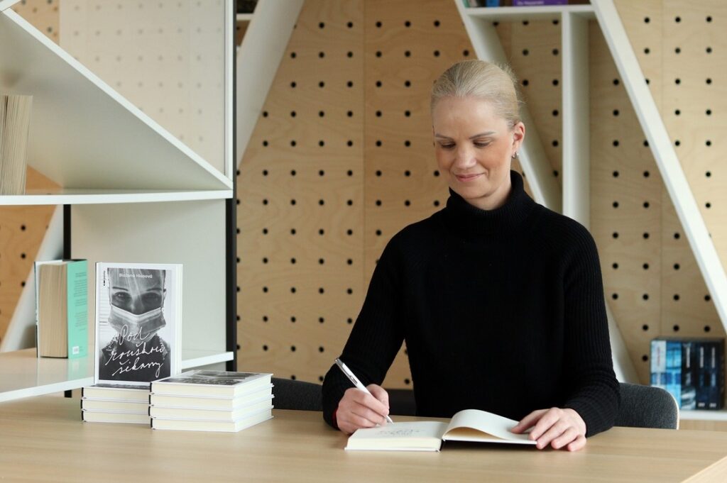 Pod rouškou šikany