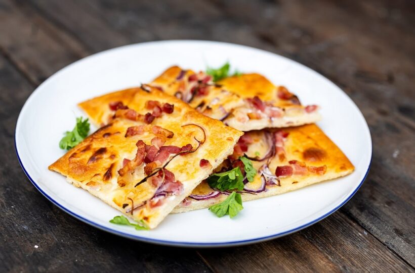 Flammkuchen se slaninou (Německo)