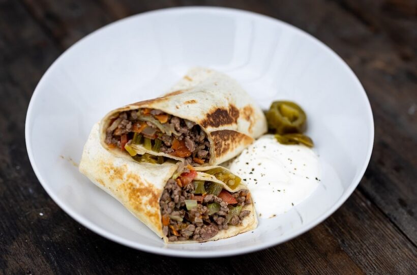 Tortilly plněné grilovaným mletým masem, čedarem a zeleninou (Mexiko)