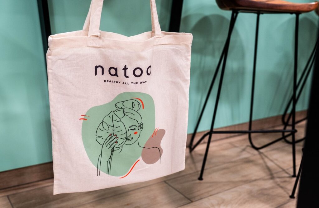 Plátěnka Natoo , životní styl, letiště, Řetězec bister Natoo