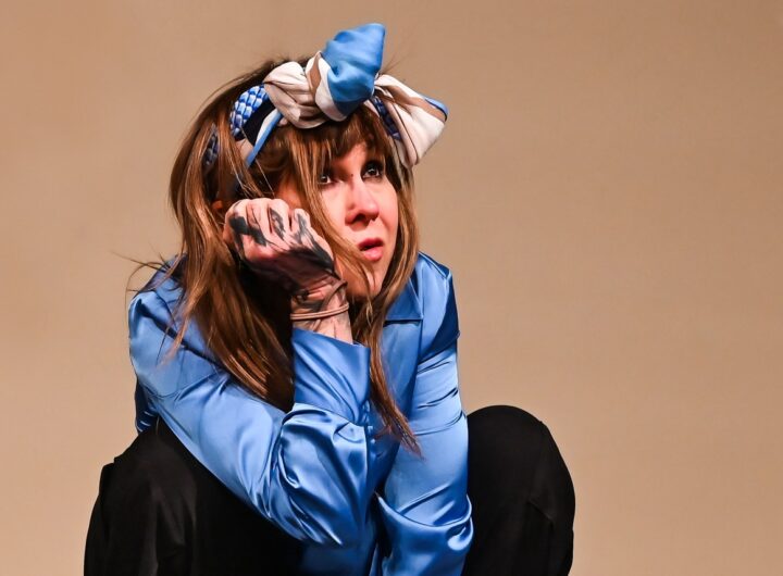 Oblečení F&F si zahrálo v divadelní komedii Pokračování příště