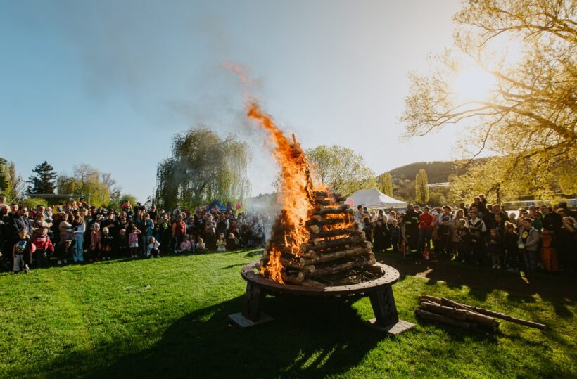 Žluté lázně, pálení čarodějnic