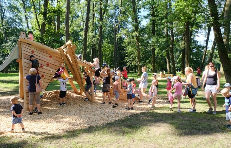 Děti v Holešově oslavily Dětský den novým hřištěm