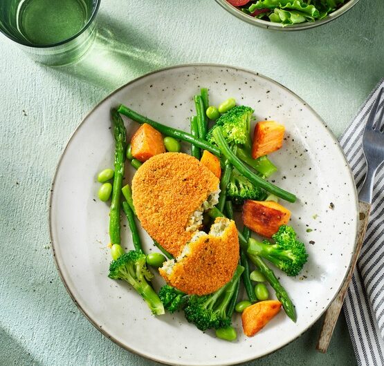 Květákový řízek od Garden Gourmet s batáty a zeleninou