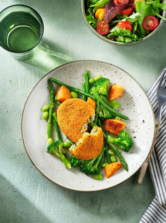 Květákový řízek od Garden Gourmet s batáty a zeleninou