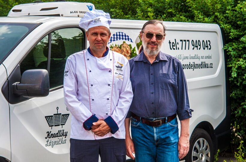Knedlíky plné ovoce patří k těm nejoblíbenějším, které společnost Knedlíky Láznička pro své zákazníky z řad běžných spotřebitelů, ale i gastroprovozů připravuje. Letos jim však plány zkomplikovala neúroda. Přesto od výroby těchto bestsellerů, jakými jsou tvarohové nebo kynuté knedlíky plněné ovocem, neupustila a zákazníci tak o svou oblíbenou pochoutku nepřijdou. 
Výrobce odebírá ovoce převážně od českých dodavatelů a reflektuje sezónnost surovin. Jarní mrazy ale bohužel poznamenaly i plány firmy Knedlíky Láznička, od níž si mnoho tuzemských domácností zvyklo odebírat ovocné knedlíky té nejvyšší kvality. Zvlášť náročná je sezóna pro milovníky těch jahodových: „Chuť a vůni čerstvých českých jahod nic nenahradí. Spolupracujeme se dvěma velkými pěstiteli z tuzemska. Jeden z nich je schopný obvykle jahody dodávat až do listopadu. Letos je to ale jiné. Sezóna jahod trvala jen asi měsíc a půl. V tomto týdnu tedy budou žádané jahodové knedlíky naposled. Pak by měl mít dodavatel alespoň měsíční pauzu, než budou plody opět dostupné. Zda ještě jahodové knedlíky letos do nabídky zařadíme, závisí na počasí a poptávce od našich zákazníků,“ komentuje šéfkuchař Knedlíky Láznička Petr Kosiner. 
Místo jahodových tak letošní produkci ve firmě ovládly meruňkové knedlíky.  Těch tvarohových připraví Knedlíky Láznička některé dny více než klasických přílohových. Nepatří však k jediným oblíbeným stálicím v repertoáru firmy: „Za pár dní začne sezóna borůvek, která vypadá velmi slibně. Do našich knedlíků odebíráme kanadské borůvky z farmy Karla Rodena a mícháme je s těmi lesními. Knedlíky tak získají ideální poměr vůně, chuti a šťavnatosti. Právě tyto knedlíky jsou určené pro našeho obchodního partnera 
e-shop rohlik.cz a v minulých letech si získaly značnou oblibu. To hlavní vedle surovin je totiž pečlivá ruční příprava,“ popisuje Vladimír Zikmunda, spolumajitel firmy.
