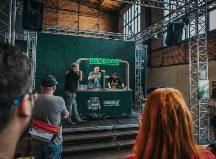 Pivovar Radegast, tradiční partner festivalu Colours of Ostrava, letos opět naservíruje bohatou nabídku pivních zážitků. Návštěvníci si na festivalu vychutnají nejen oblíbená piva Radegast Rázná 10, Radegast Ryze Hořká 12 a Radegast Ratar, ale také limitovanou várku Radegast Rezist, uvařeného ze speciálně vyšlechtěných odrůd chmele odolných vůči suchu. O prvotřídní pivní servis se postará tým zkušených výčepních a sládků v Radegast Pubu i na dalších 35 výčepních místech po celém areálu. Pivovar Radegast v rámci festivalu postaví unikátní vodní zónu, kde si návštěvníci budou moci zábavnou formou vyzkoušet, jak zadržovat vodu v krajině. O perfektní pivní servis na festivalu se postará tým 250 proškolených výčepních. Kvalita čepovaného piva bude na všech výčepních místech pod pravidelnou kontrolou. Festivalová hospoda Radegast Pub s čepovaným pivem do skla bude na Colours of Ostrava opět umístěna vedle hlavní stage u Národního zemědělského muzea, a to s vnitřní a venkovní částí. „Pod dohledem sládků a mistrů výčepních si návštěvníci festivalu vychutnají pivo Radegast v té nejlepší kvalitě po celou dobu festivalu. V Radegast Pubu bude probíhat i škola čepování, kde se zájemci naučí, jak správně načepovat pivo,“ říká Josef Jalůvka, Senior Brand Manager značky Radegast. V areálu festivalu bude rozmístěno celkem 143 výčepních kohoutů na 35 místech, 11 stanovišť s čepovaným tankovým pivem, rychlovýčep, který zvládne načepovat až 30 piv za minutu, a 21 stanů s kapacitou 2500 míst k sezení. Pro zajištění hladkého pivního servisu bude použito přibližně 2 kilometry pivních hadic. Po celém areálu budou rozmístěny dvě cisterny s tankovým pivem o objemu 40 hektolitrů a 34 pivních tankových kontejnerů, které budou průběžně doplňovány. Při vaření piva hraje voda klíčovou roli. Proto se Radegast dlouhodobě věnuje šetření vodou a ochraně vodních zdrojů. Do roku 2030 chce Radegast v krajině zadržet tolik vody, kolik si z ní vezme. Projekty nošovického pivovaru týkající se péče o vodu představí na Colours of Ostrava unikátní vodní zóna. „Ti, kteří úspěšně zdolají vodní zónu, obdrží poukaz na pivo z limitované várky piva Radegast Rezist, který je uvařený z nových odrůd chmele odolnějších vůči suchu. Jejich šlechtěním se zabývá výzkumný projekt Odolchmel, který je realizovaný ve spolupráci s Chmelařským institutem, Výzkumným ústavem pivovarským a sladařským a pěstiteli chmele. Chceme tímto způsobem zapojit návštěvníky do naší snahy o ochranu vodních zdrojů a zároveň je odměnit za jejich úsilí,“ říká Josef Jalůvka. Piva značky Radegast doplní na festivalu ležák Pilsner Urquell, nealkoholická piva a radlery Birell, nový ležák Proud a speciály značky Elektrárna. Na návštěvníky čeká také Radegast foto budka a nová kolekce dárkových předmětů a suvenýrů značky Radegast.