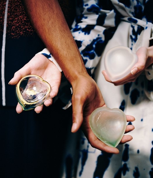 Skleněný amulet od Lasvitu a Jana Černého