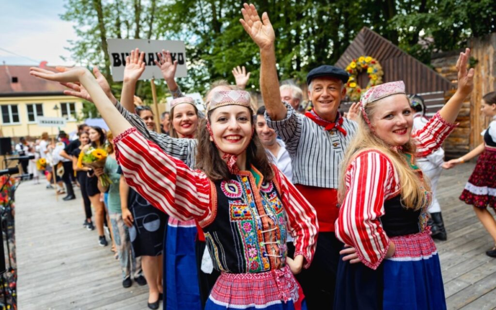 Tancem ke kořenům,