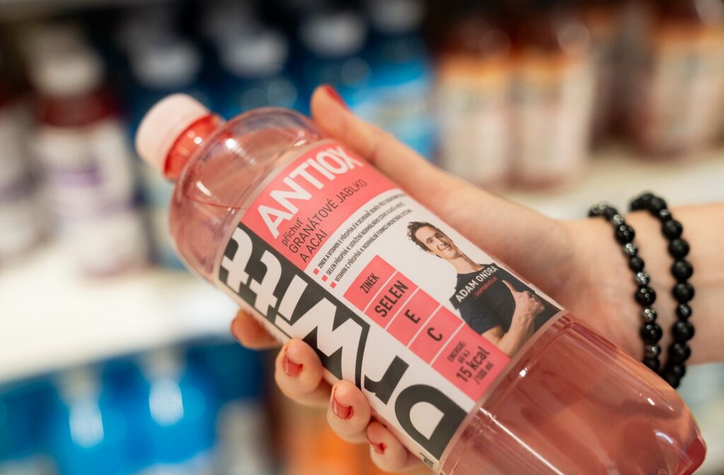 Tesco, funkční vody s vitamíny, DrWitt, Tiger ISO, Nutrend, Magnesia Plus, OSHEE, Kubík, Powerade, Korunní, Swiss Lab, Coca-Cola.