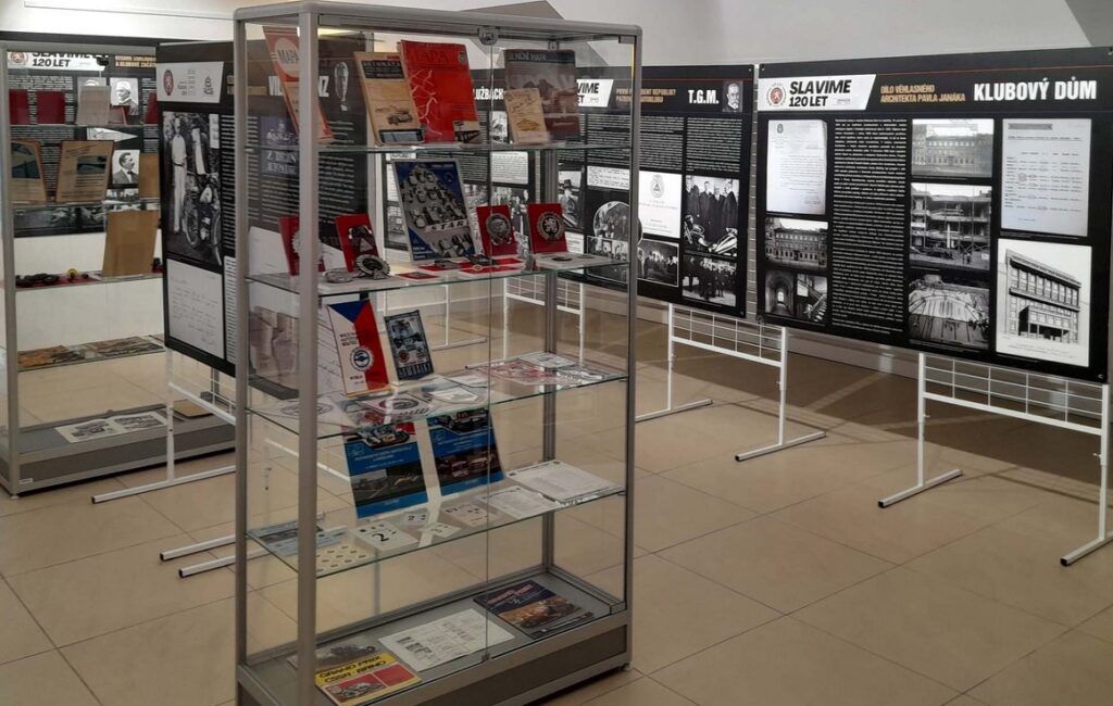 Výstava 120 let Autoklubu České republiky v Muzeu silnic