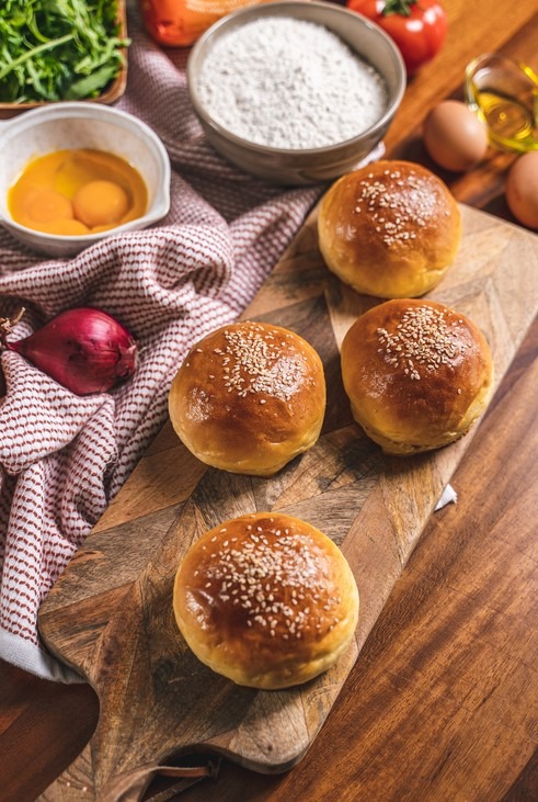 Nadešel čas grilování. Oslňte své přátele hamburgery z domácích bulek