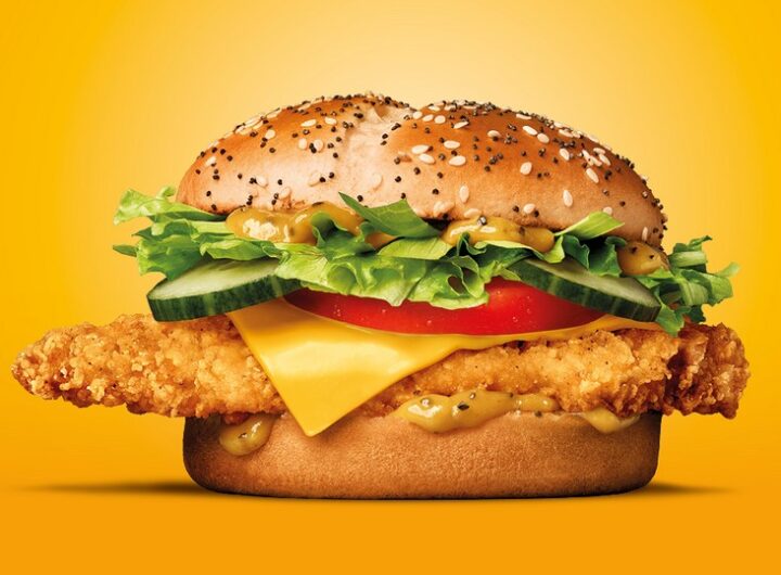 Křupavé kuřecí prso smažené v celku, žemle se sezamem a mákem, medovo-hořčičná omáčka, salát, čerstvá okurka a sýr čedar – to je nová stálice menu McDonald’s. McCrispy Deluxe je ode dneška dostupný ve všech 122 českých restauracích. Řetězec tak reaguje na stále větší poptávku po kuřecím proteinu ze strany zákazníků. Ta ještě vzrostla po uvedení burgeru McCrispy v dubnu letošního roku. Posílení kuřecí platformy doprovází také neotřelá marketingová kampaň, jejíž součástí je krátký film „Lajky, hejty, kuřecí“. McDonald’s sleduje nárůst prodejů výrobků s kuřecím masem celosvětově. V případě českých restaurací jsou aktuálně čtyři z deseti jídel objednány právě s kuřecím proteinem. I proto se řetězec rozhodl tento segment dále posilovat, jak vysvětluje marketingový ředitel McDonald’s pro Česko, Slovensko a Ukrajinu Martin Troup: „Pravidelně vyhodnocujeme, jaká jsou přání našich zákazníků a fanoušků. V tomto případě bylo zadání jasné. Čtyři z deseti prodaných jídel v našich restauracích je s kuřecím proteinem, to je dostatečné potvrzení, že se do českého Mekáče chodí na kuřecí. Od uvedení McCrispy navíc poptávka po kuřecím opět stoupla. Dosavadní prodeje naplnily naše očekávání, věříme, že i dnes uvedená verze Deluxe si najde své věrné fanoušky.“ McCrispy Deluxe není limitka, stává se pevnou součástí menu. Uvedení nového kuřecího burgeru doprovází originální marketingová kampaň, která reaguje na enormní množství digitálního obsahu. Přichází proto s konceptem Mockumentary – krátkým filmem kombinujícím realitu s fikcí. Snímek s názvem „Lajky, hejty, kuřecí“ vypráví příběh tří lidí, kteří na sociálních sítích vyjádřili v minulosti pochybnosti, zda je McDonald’s dobrou volbou pro milovníky kuřecího. Tým McDonald’s je proto kontaktoval, po dohodě navštívil a nabídl ochutnávku nedávno představeného burgeru McCrispy. Celé křupavé prso v kombinaci s medovo-hořčičnou omáčkou, novou žemlí a čerstvým salátem komentující přesvědčilo, že kuře v Mekáči může být zkrátka stejně dobré jako jakékoli jiné. „Lajky, hejty, kuřecí“ najdou lidé už ve středu na YouTube kanálu McDonald’s Česko.