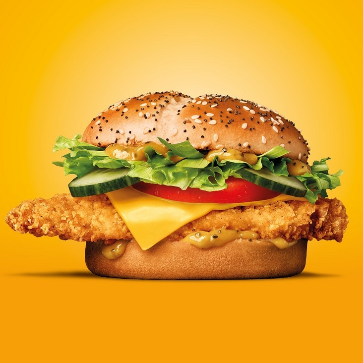 Křupavé kuřecí prso smažené v celku, žemle se sezamem a mákem, medovo-hořčičná omáčka, salát, čerstvá okurka a sýr čedar – to je nová stálice menu McDonald’s. McCrispy Deluxe je ode dneška dostupný ve všech 122 českých restauracích. Řetězec tak reaguje na stále větší poptávku po kuřecím proteinu ze strany zákazníků. Ta ještě vzrostla po uvedení burgeru McCrispy v dubnu letošního roku. Posílení kuřecí platformy doprovází také neotřelá marketingová kampaň, jejíž součástí je krátký film „Lajky, hejty, kuřecí“. McDonald’s sleduje nárůst prodejů výrobků s kuřecím masem celosvětově. V případě českých restaurací jsou aktuálně čtyři z deseti jídel objednány právě s kuřecím proteinem. I proto se řetězec rozhodl tento segment dále posilovat, jak vysvětluje marketingový ředitel McDonald’s pro Česko, Slovensko a Ukrajinu Martin Troup: „Pravidelně vyhodnocujeme, jaká jsou přání našich zákazníků a fanoušků. V tomto případě bylo zadání jasné. Čtyři z deseti prodaných jídel v našich restauracích je s kuřecím proteinem, to je dostatečné potvrzení, že se do českého Mekáče chodí na kuřecí. Od uvedení McCrispy navíc poptávka po kuřecím opět stoupla. Dosavadní prodeje naplnily naše očekávání, věříme, že i dnes uvedená verze Deluxe si najde své věrné fanoušky.“ McCrispy Deluxe není limitka, stává se pevnou součástí menu. Uvedení nového kuřecího burgeru doprovází originální marketingová kampaň, která reaguje na enormní množství digitálního obsahu. Přichází proto s konceptem Mockumentary – krátkým filmem kombinujícím realitu s fikcí. Snímek s názvem „Lajky, hejty, kuřecí“ vypráví příběh tří lidí, kteří na sociálních sítích vyjádřili v minulosti pochybnosti, zda je McDonald’s dobrou volbou pro milovníky kuřecího. Tým McDonald’s je proto kontaktoval, po dohodě navštívil a nabídl ochutnávku nedávno představeného burgeru McCrispy. Celé křupavé prso v kombinaci s medovo-hořčičnou omáčkou, novou žemlí a čerstvým salátem komentující přesvědčilo, že kuře v Mekáči může být zkrátka stejně dobré jako jakékoli jiné. „Lajky, hejty, kuřecí“ najdou lidé už ve středu na YouTube kanálu McDonald’s Česko.