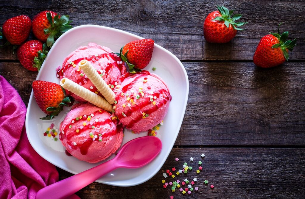 Přemýšlíte, jak si připravit dokonalé domácí osvěžení v podobě zmrzliny? Příprava chutných zmrzlinových kreací není složitá, a navíc to může být zábava pro celou rodinu. Přinášíme 4 tipy z Heureky a její inspirace, na přípravu zmrzliny bez zmrzlinovače. Postačí dobrý mixér nebo kuchyňský robot a šlehač. Základem je výběr a zpracování čerstvého ovoce. Výborně se dají zamrazit jahody, borůvky, maliny i ostružiny. Pozor však na plody obsahující příliš mnoho vody, ty se po rozmrazení rozmočí tak, že už byste nemuseli mít chuť, se do nich pustit. Jahodová zmrzlina s tvarohem Ingredience (4 porce): • 350 g mražených jahod • 250 g polotučného tvarohu • 100 ml smetany ke šlehání • 2 lžíce medu (lze nahradit cukrem, javorovým sirupem nebo agáve sirupem) • citrónová šťáva na dochucení Mražené jahody rozmixujte společně s tvarohem do hladké směsi. Přidejte smetanu a vše společně šlehejte pomocí ručního šlehače. Dle chuti přidejte med, cukr, javorový nebo agáve sirup. Na závěr můžete ještě pokapat citrónovou šťávou. Hotovou směs nalijte do formiček na nanuky nebo celou do jedné formy a nechte ztuhnout v mrazáku. V případě, že směs budete chladit ve větší nádobě je během tuhnutí potřeba zmrzlinu pravidelně promíchávat. Tip cukráře: Domácí jahodovou zmrzlinu můžete připravit také v italském stylu - stačí nahradit tvaroh za mascarpone. Vyznavači zdravého životního stylu mohou použít mléko místo smetany. Jahodová zmrzlina s jogurtem Ingredience (4 porce): • 4 hrnky mražených jahod • ½ hrnku bílého jogurtu • 3 lžíce medu (lze nahradit javorovým či agáve sirupem nebo cukrem) • 1 lžíce citrónové šťávy Mražené jahody, bílý jogurt, med a citrónovou šťávu dejte do mísy kuchyňského robotu a nechte mixovat přibližně 5 minut. Po této době by měla být jahodová směs hladká s našlehanou krémovou konzistencí. Hotovou zmrzlinu můžete ihned podávat nebo uložit do mrazáku (maximálně na měsíc) a ujídat postupně. Dobrou chuť! Jahodová zmrzlina se smetanou Ingredience (4 porce): • 500 g mražených jahod • 1 kelímek zakysané smetany • max. 100 ml mléka • 2 až 3 lžíce cukru (lze nahradit medem nebo agáve či javorovým sirupem) Do kuchyňského robota nebo mixéru vložte jahody, smetanu a cukr. Jakmile se ingredience začnou promíchávat, postupně přidávejte mléko. Stačí pouze několik lžic tak, aby se vše spojilo dohromady. Zmrzlina je hotová ve chvíli, kdy vám mixováním vznikne hladký mražený krém. Pozor! Na mixování zmraženého ovoce vždy používejte výkonný mixér, který je určený také na sekání ledu. Jen tak budete mít ideální výsledek a nezničíte si kuchyňského pomocníka. Jahodová zmrzlina s mascarpone Ingredience (4 porce): • 5 hrnků mražených jahod • 1 kelímek mascarpone • ⅓ hrnku polotučného mléka • ½ hrnku cukru (lze nahradit medem nebo agáve či javorovým sirupem) Do mísy mixéru dejte mascarpone, jahody, polovinu odměřeného mléka a na nižší obrátky začněte směs promíchávat. Jakmile se ingredience začnou spojovat, přidejte zbytek mléka a zvyšte obrátky. Po pár minutách vám vznikne směs, kterou už stačí jen osladit. Hotovou jahodovou zmrzlinu můžete ihned podávat nebo ji nechat ještě více ztuhnout v mrazáku. Nezapomeňte: Každá odrůda jahod je jinak sladká. Proto se nebojte při doslazování cukrem, medem nebo třeba agáve sirupem směs ochutnávat a porci upravit dle svých chutí.