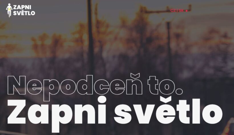 Bezpečnost na kole je nutné řešit celoročně, nejen během hlavní cyklistické sezony. Absolutním základem je samozřejmě kvalitní cyklistická helma. Aktuálním tématem je ale také denní svícení, které se v okolních státech stává běžným standardem. Osvětlení cyklisty 
i během dne totiž snižuje riziko nehody a související zranění o 19 %*.  I na to upozorňuje projekt Zapni světlo.
Edukace cyklistické veřejnosti je důležitým tématem. Projekt Zapni světlo má za cíl akcentovat, že bezpečnost na kole není jen o nasazení cyklistické helmy. Neméně důležitým faktorem 
je i dobrá viditelnost cyklisty jak silničním provozu, tak na cyklostezkách. „Nezáleží přitom na tom, v jakém ročním období se nacházíme. I během jarních a letních slunných dnů může být viditelnost bikera snížena, například ve stínu. V průběhu právě přicházejícího podzimu pak samozřejmě rizikových situací nastává mnohem více. A není to jen o brzkém smrákání, špatná viditelnost je samozřejmě i při mrholení, mlhách, oslňujícím zapadajícím slunci atd. Vyjet bez blikaček je hazardování s vlastním zdravím. Ne vždy jsme v provozu totiž vidět tak, jak si myslíme,“ uvádí Jan Schindler, majitel společnosti Schindler s.r.o.
(Ne)osvětlení v dánském průzkumu
O tom, že osvětlený cyklista je lépe vidět, není pochyb. Nevyvratitelná fakta dokázal i dánský průzkum*, který se zaměřil na to, jak celodenní svícení snižuje pravděpodobnost kolize například s autem. Expertní tým oslovil téměř 4 000 dobrovolných cyklistů, kteří se zapojili do výzkumu. Polovina z nich měla celoročně namontovaná světla a zapínala je při každé vyjížďce. Druhá polovina jezdila bez osvícení. Výsledkem byl nevyvratitelný fakt, že osvětlená skupina cyklistů měla o 19 % nižší počet nehod. Trvalé používání světel tak jednoznačně snižuje riziko úrazu nebo fatálních důsledků například po střetu s autem.
Knog s novou energií
Společnost Schindler s.r.o. dlouhodobě spolupracuje s australskou společností KNOG, výrobcem funkčních a designově dokonalých cyklo a outdoor doplňků. KNOG je zapojen i do projektu Zapni světlo a aktivně podporuje edukativní kampaň cílenou na všechny cyklisty. Tradiční dodavatel (nejen) světel nabízí ve svém portfoliu více než stovky produktů, které nejenže dobře vypadají, ale zásadně zvyšují bezpečnost cyklistů v provozu. Knog právě prochází výrazným rebrandingem, jehož součástí je i nové směřování značky. „Naším cílem je nová dynamická identita, která zachycuje energii a inovace, jež nás pohánějí k tomu, abychom inspirovali, šokovali, bavili a navazovali kontakt s naším publikem po celém světě,“ uvedl obchodní ředitel společnosti KNOG Travis Rich při představení nového loga v Praze v rámci světové roadshow. Značka Knog vyjadřuje rebelského ducha a nebojácnou kreativu. A to vše ruku v ruce s bezpečnou cyklistikou.  
Ambasadory projektu Zapni světlo je mimo jiné i snowboardistka Eva Adamczyková či vicemistr světa v biketrialu Damjan Siriški, kteří se setkání s Knogem také účastnili. 
Deset nejčastějších mýtů proč cyklisté nevyužívají celodenní osvětlení
V české společnosti panuje řada mýtů, proč není osvětlení cyklisty důležité. Cyklisté se často mylně domnívají, že jsou vidět i v pološeru nebo že postačí odrazky na kole. Deset nejčastějších mýtů uvádíme zde: 
•	Nejezdím v noci
•	Jezdím jen po cyklostezkách
•	Ve městě je přece městské osvětlení
•	Mám přece odrazky a to stačí
•	Nebaví mě pořád kupovat do světel baterky
•	Světla jsou drahá
•	Dávám si velký pozor, nic se mi nemůže stát
•	Stačí, že mám výrazné oblečení s odrazkami
•	Nikdo z mých kamarádů cyklistů ve dne nesvítí
•	Svítím, ale na jaře a v létě ne, není to potřeba
Projekt Zapni světlo vyvrací všechny tyto mýty s cílem upozornit cyklisty, že i denní svícení zásadně ovlivňuje bezpečnost nejen v silničním provozu. Více o projektu se dozvíte na www.zapnisvetlo.cz 
