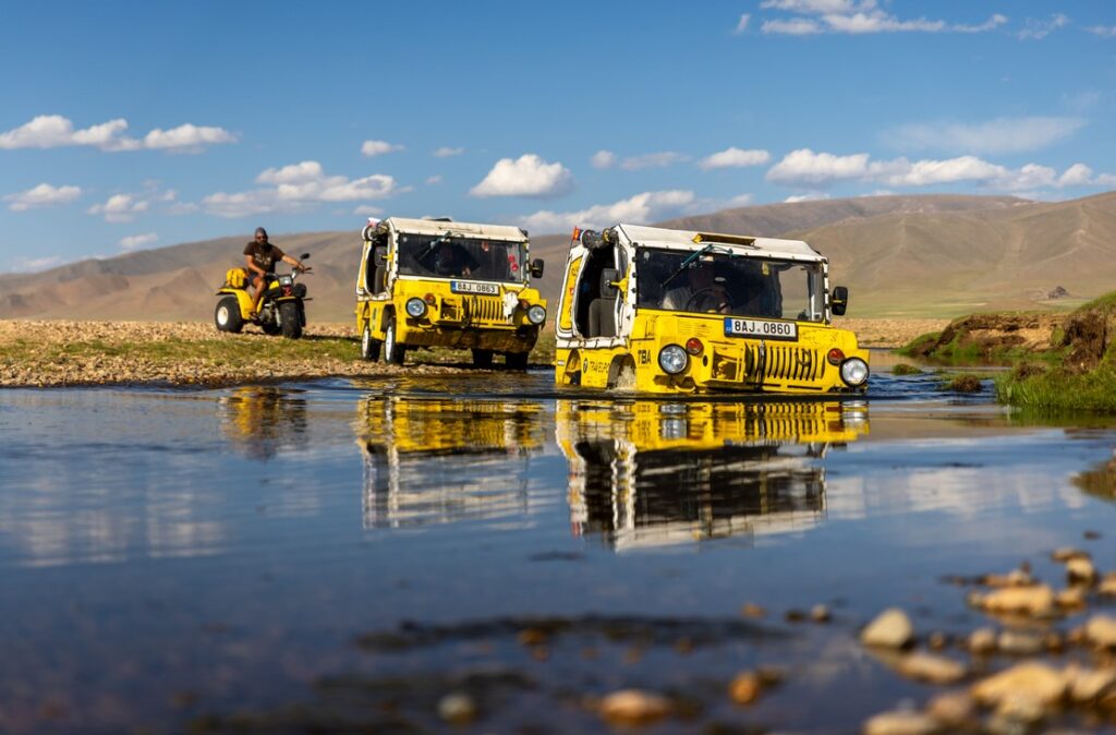 Žlutý cirkus Dana Přibáně , Výprava Žlutého cirkusu, Žlutý cirkus, auto,