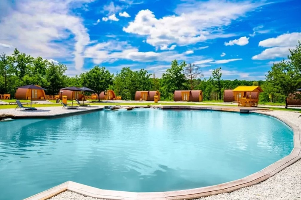 Srubový Kemp Zvíkov Village, zdroj zvikov-village-kemp.