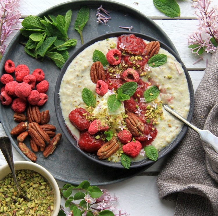 snídaňová oříšková kaše s krupičkou