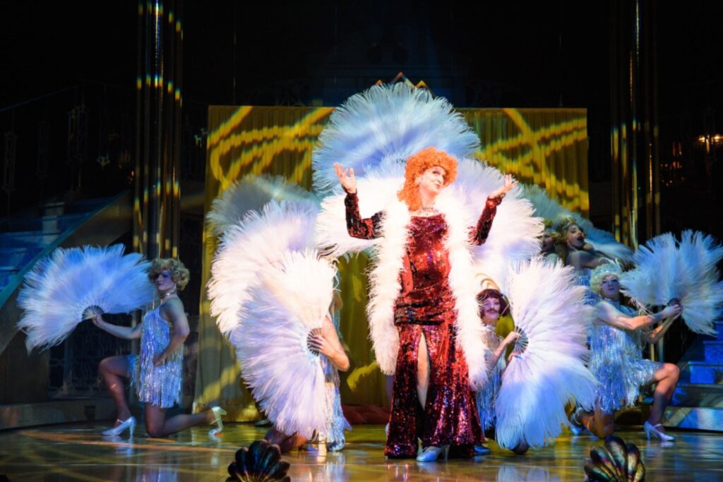 Klec bláznů, divadlo, kultura,