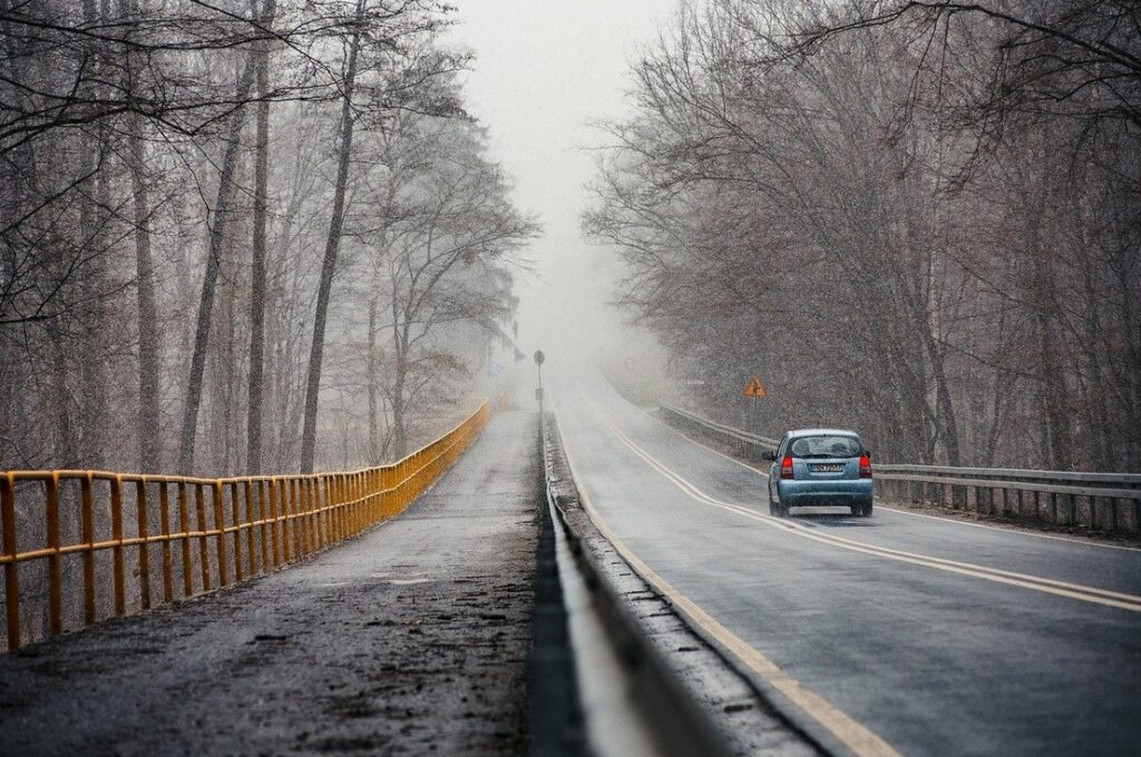 S chladným počasím přichází do Čech stále častěji mlha, nehoda, auto,